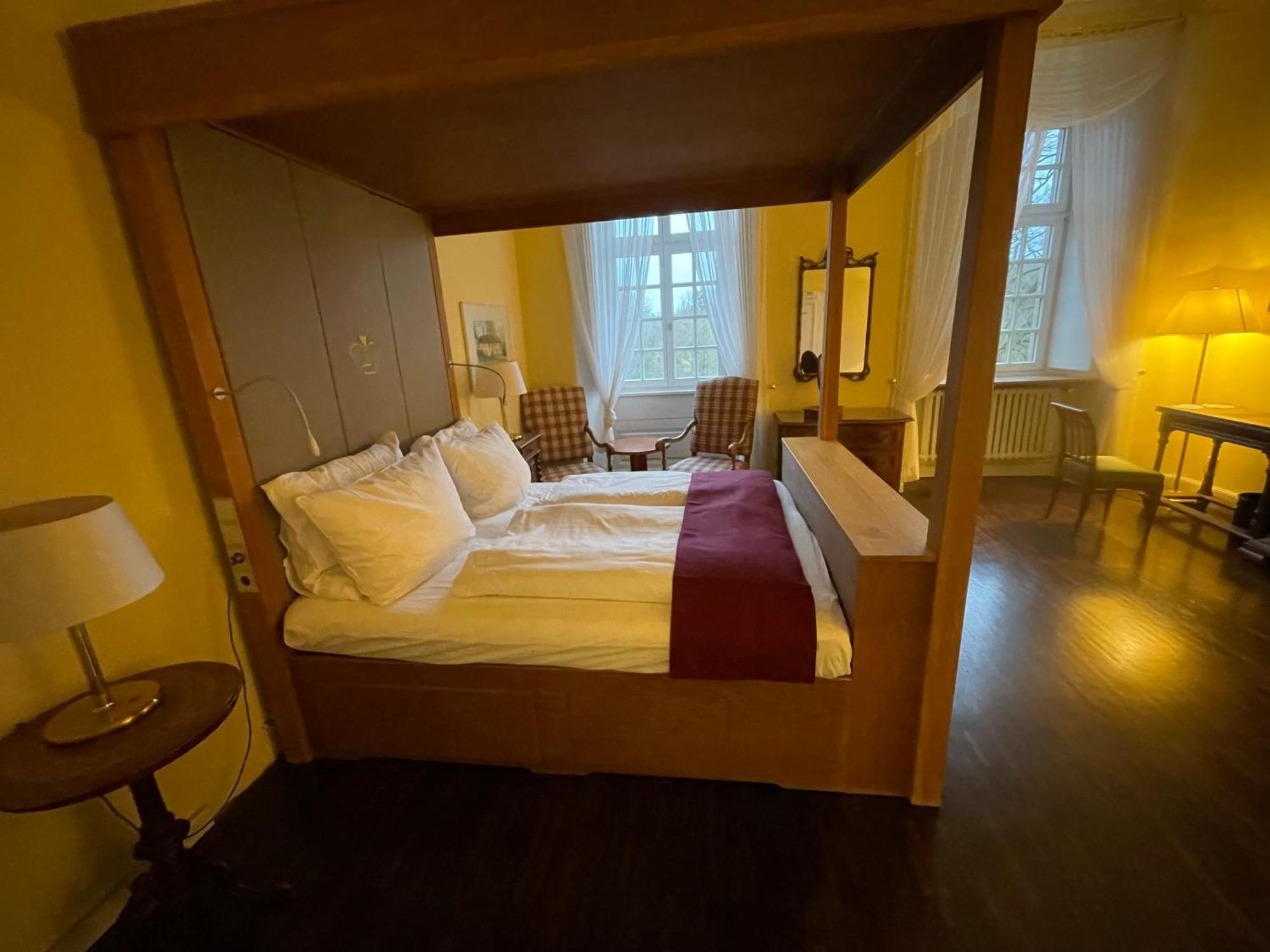 Hotel Schloss Hoehnscheid Бад Аролзен Екстериор снимка