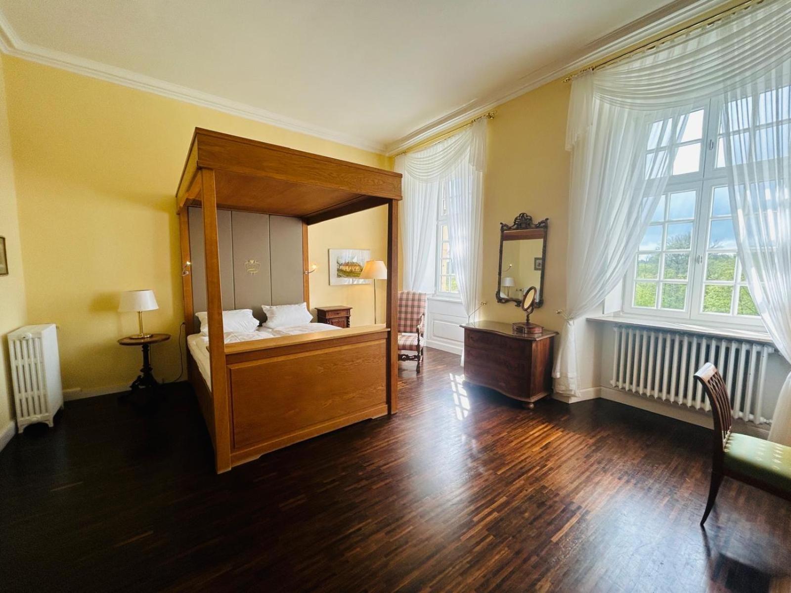 Hotel Schloss Hoehnscheid Бад Аролзен Екстериор снимка