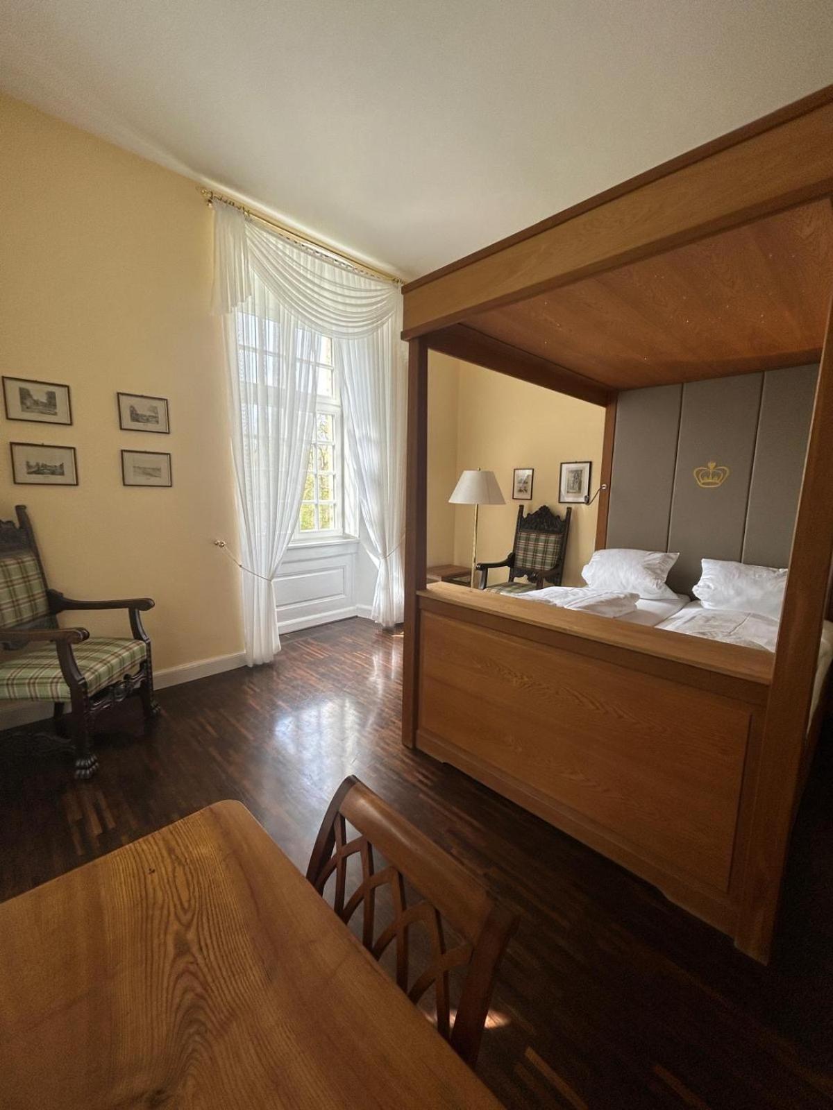 Hotel Schloss Hoehnscheid Бад Аролзен Екстериор снимка